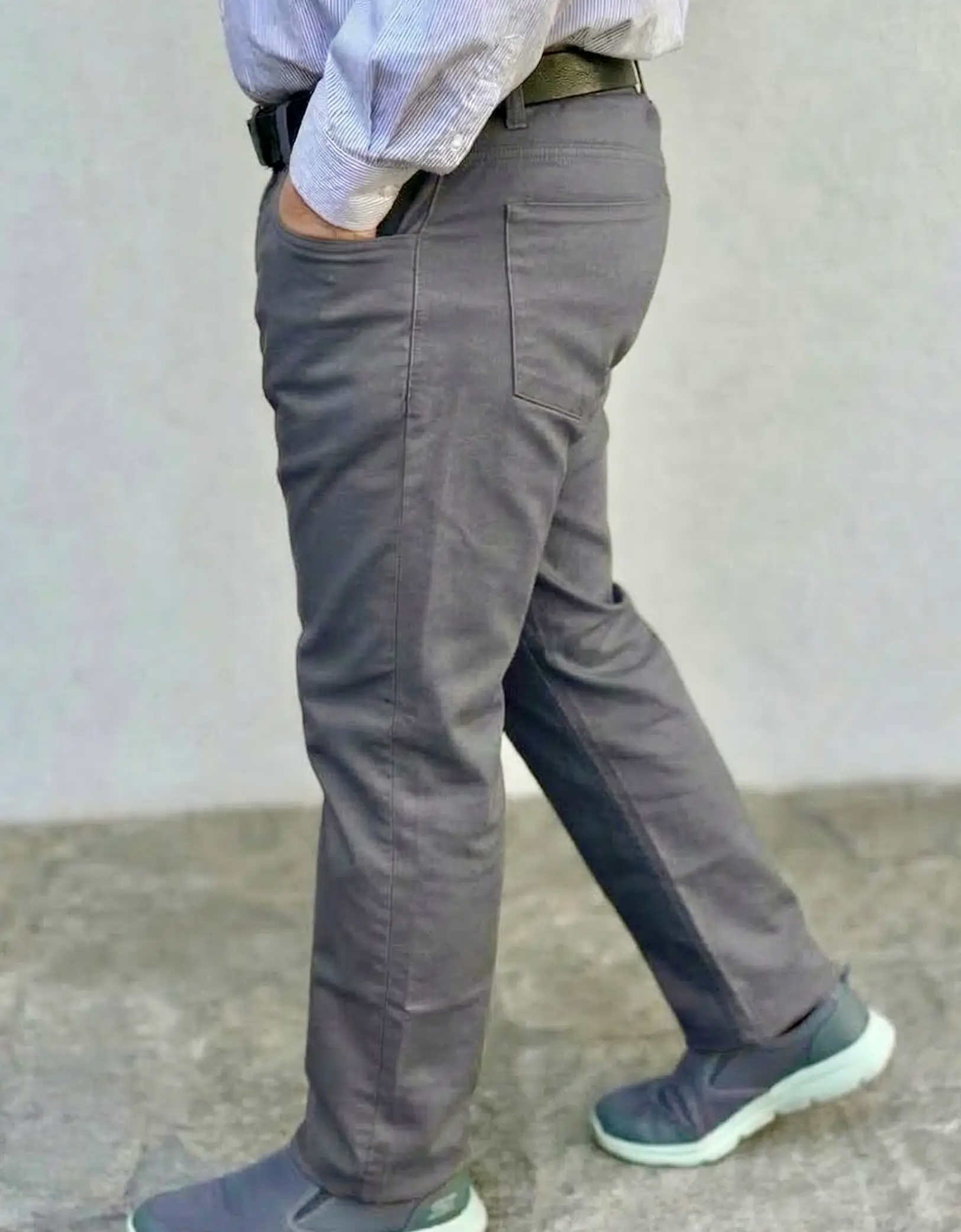 Pantalón gabardina gris corte jeans
